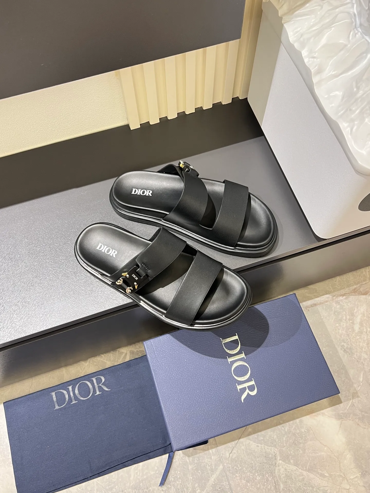 Men's Men's Shoes 💰p320 Dio* Men's Sandals Slippers. Showcasing Dior haute couture design. The Dior gray suede strap is accented with an aluminum Dior buckle for added style. Paired with a comfortable tonal notch sole, they pair easily with shorts or jeans for a sophisticated look. Main body: suede cow leather, technical fabric lining: cow leather, with adjustable straps, aluminum Dior buckle, Dior gray EVA insole, tonal notched rubber outsole splicing structure, size: 38-44 (customized at 45.46)